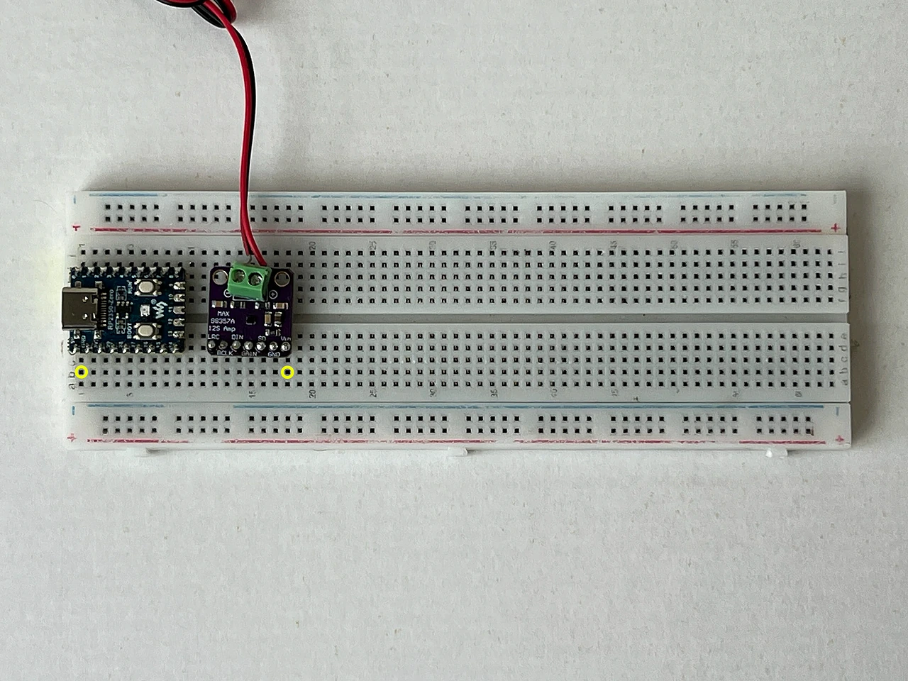 Das ganze Steckbrett von oben. Gelbe Ringe markieren die beiden Enden: B1 am Chip und B18 am Audioboard.