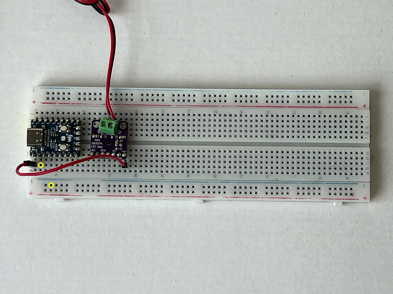 Das ganze Steckbrett von oben. Gelbe Ringe markieren die beiden Enden: B2 am Chip und die Minus-Schiene am Rand.