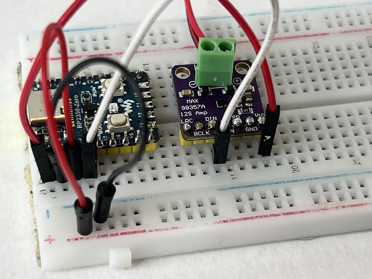 Aus der Nähe: das Kabel steckt fertig, zwischen B4 am Chip und B14 am Audioboard.