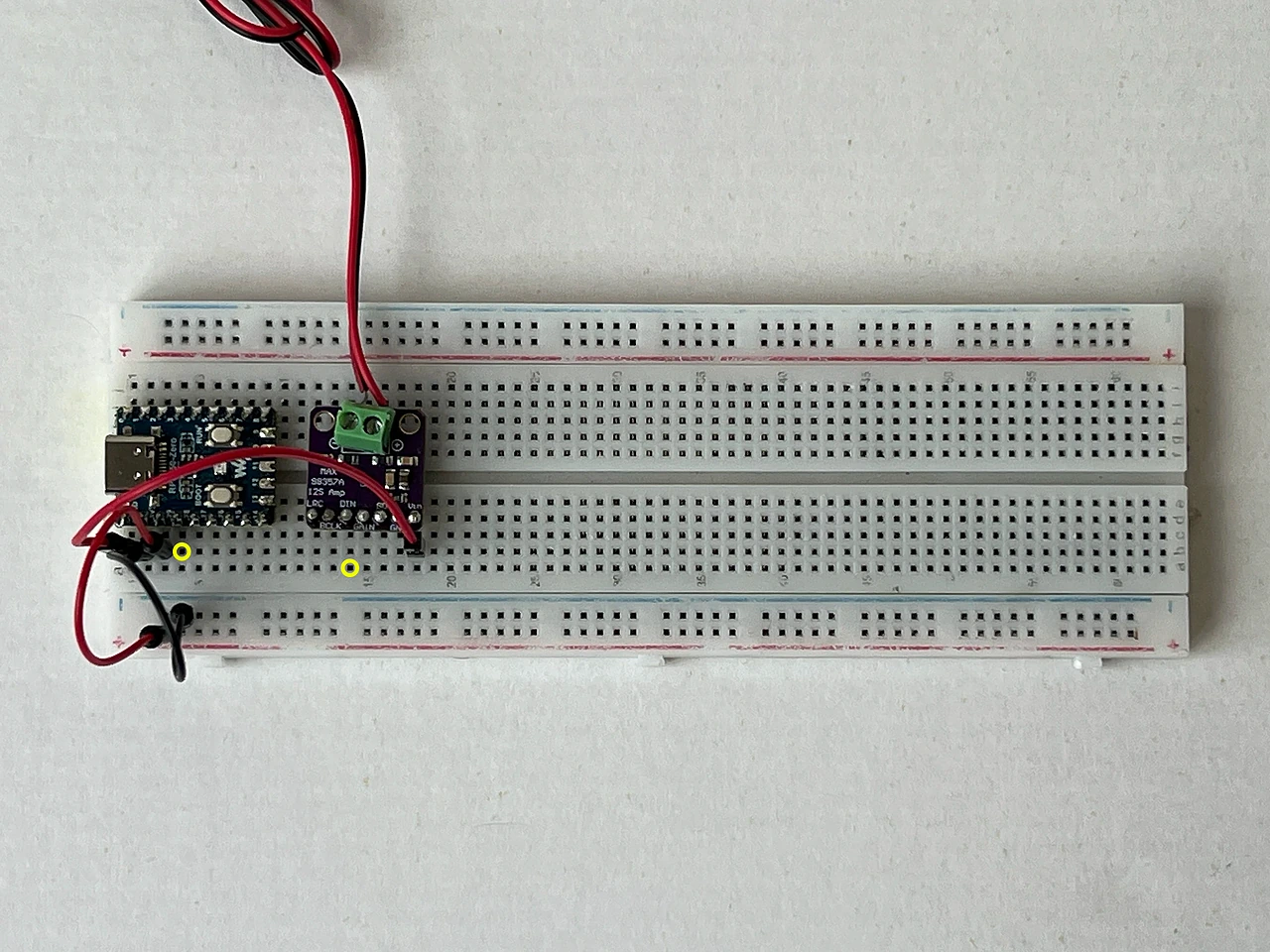 Das ganze Steckbrett von oben. Gelbe Ringe markieren die beiden Enden: B4 am Chip und B14 am Audioboard.