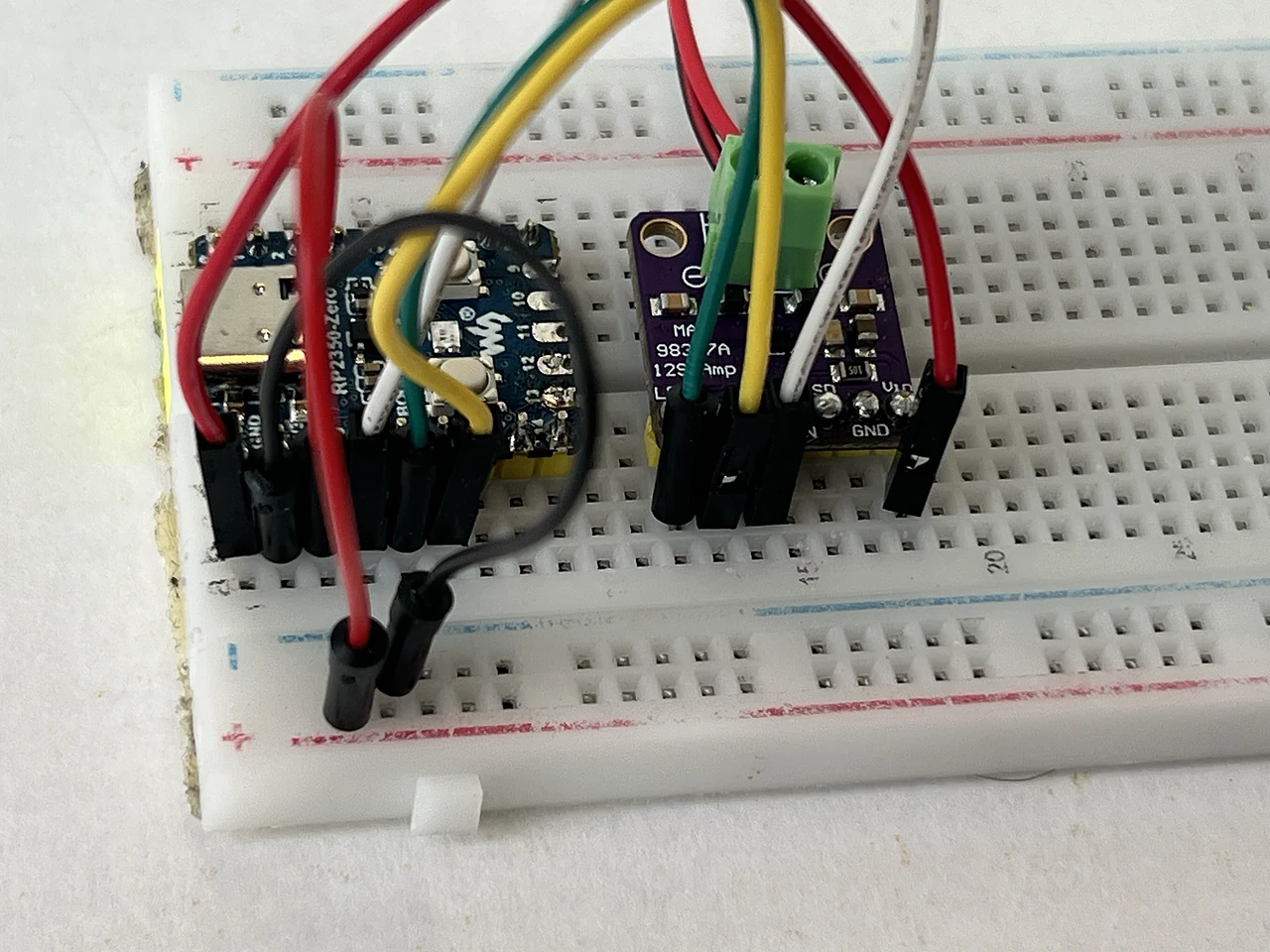 Aus der Nähe: das Kabel steckt fertig, zwischen B6 am Chip und B13 am Audioboard.