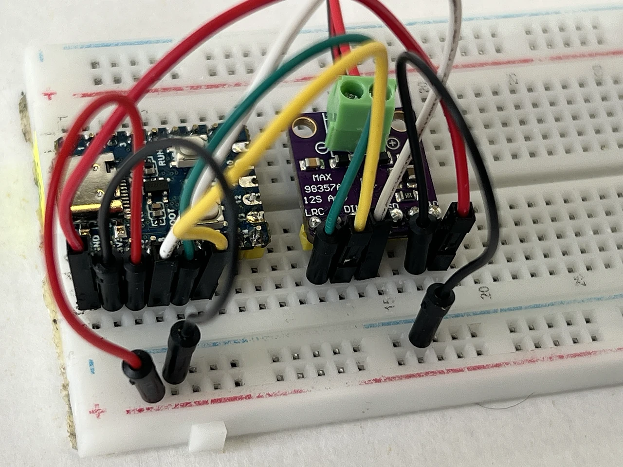 Aus der Nähe: das Kabel steckt fertig, zwischen B17 am Audioboard und der Minus-Schiene am Rand.