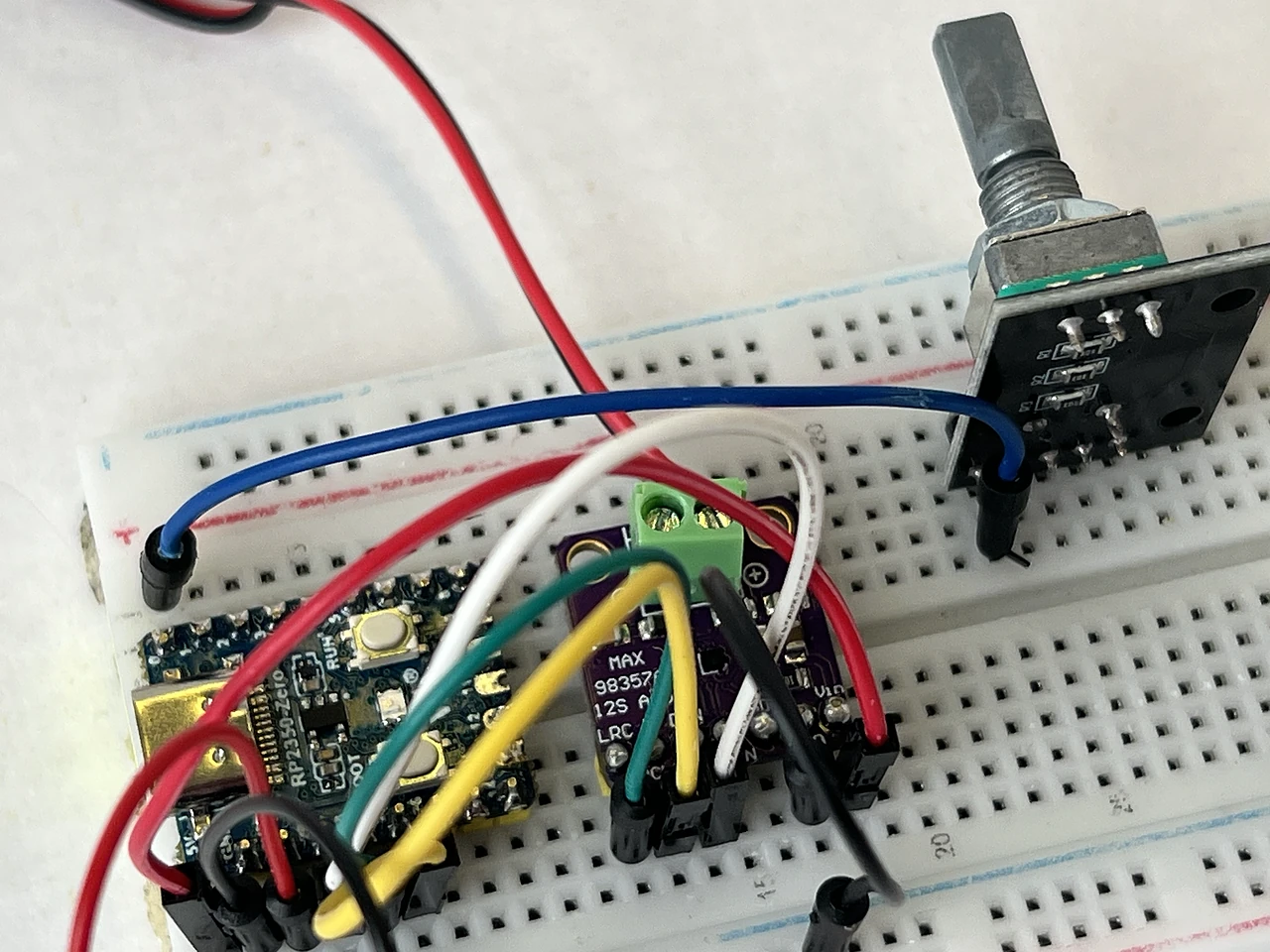 Aus der Nähe: das Kabel steckt fertig, zwischen F24 am Encoder 1 und J1 am Chip.