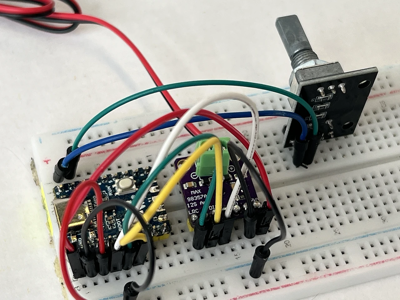 Aus der Nähe: das Kabel steckt fertig, zwischen F25 am Encoder 1 und J2 am Chip.