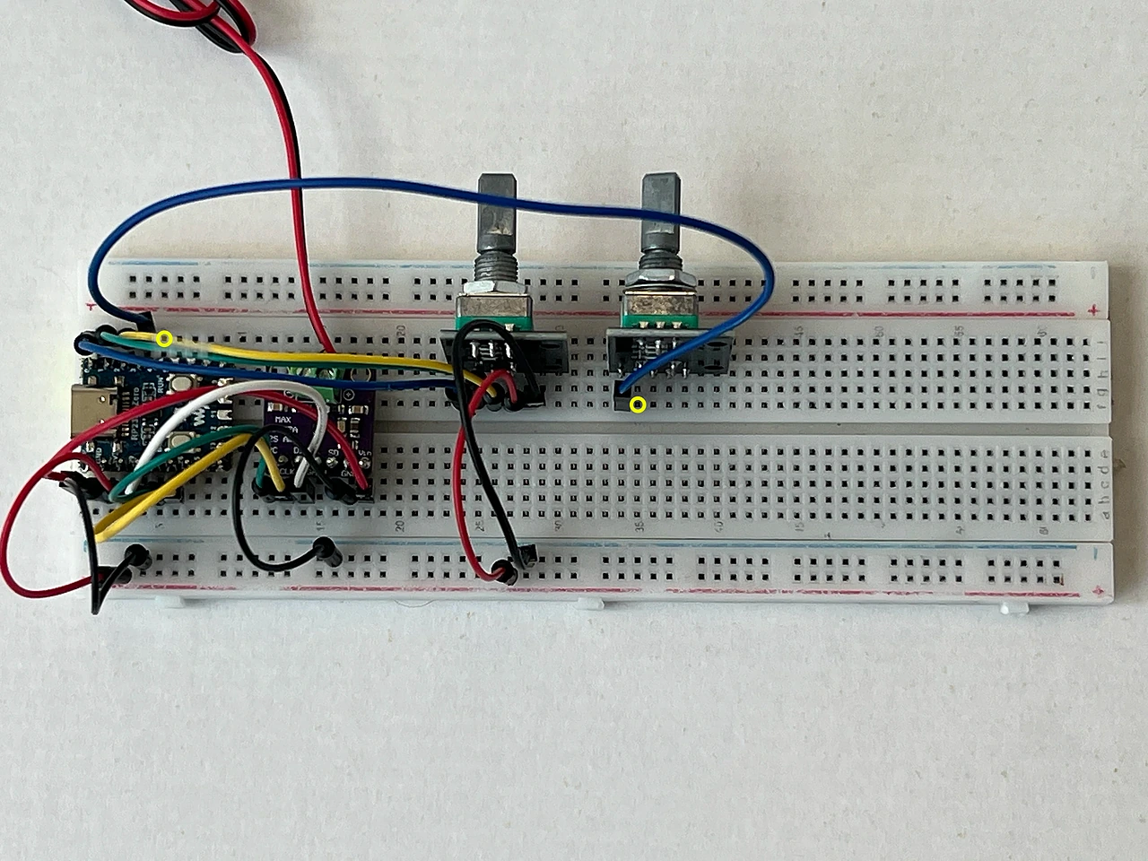 Das ganze Steckbrett von oben. Gelbe Ringe markieren die beiden Enden: F35 am Encoder 2 und J5 am Chip.