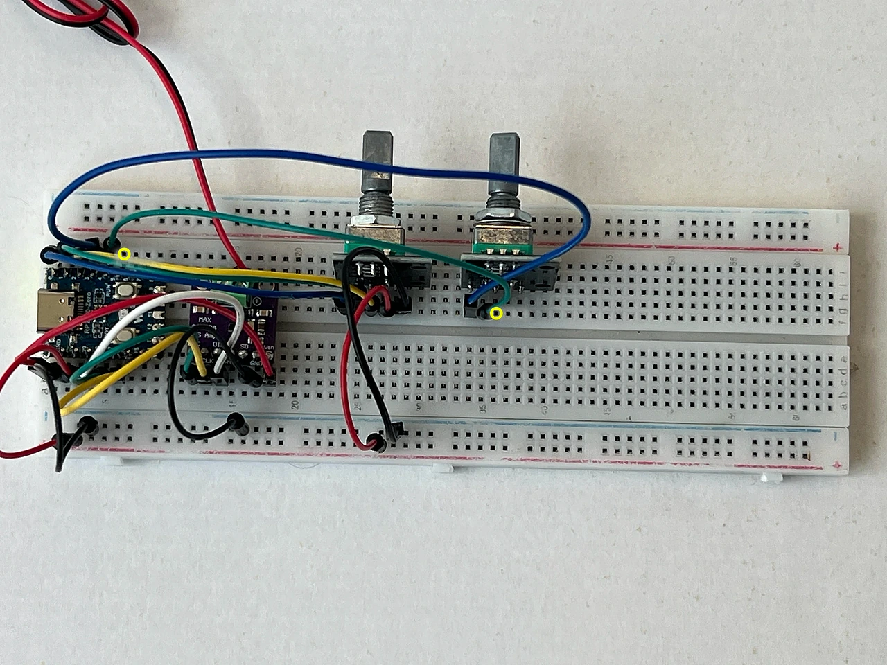 Das ganze Steckbrett von oben. Gelbe Ringe markieren die beiden Enden: F36 am Encoder 2 und J6 am Chip.