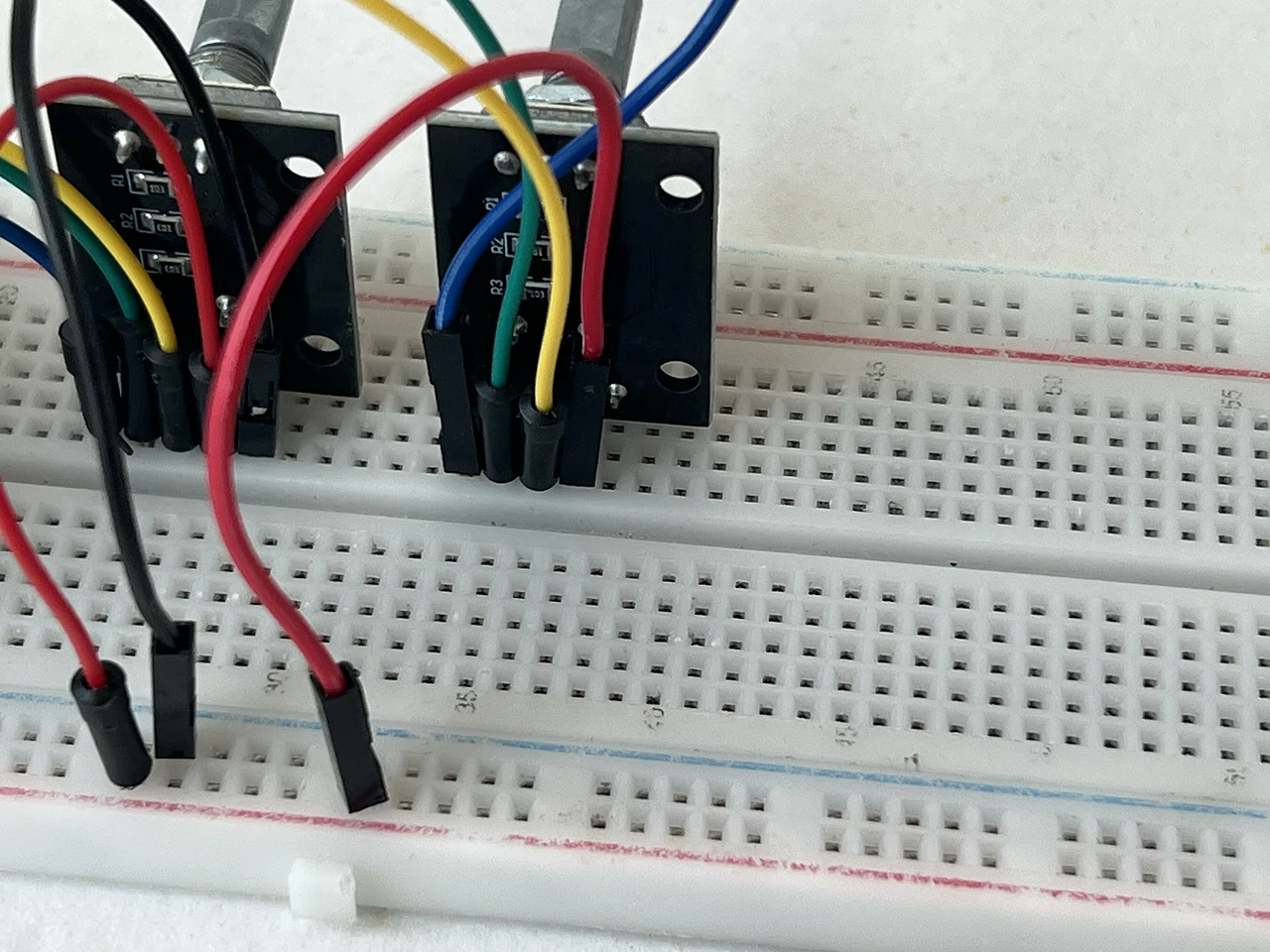Aus der Nähe: das Kabel steckt fertig, zwischen F37 am Encoder 2 und der Plus-Schiene am Rand.