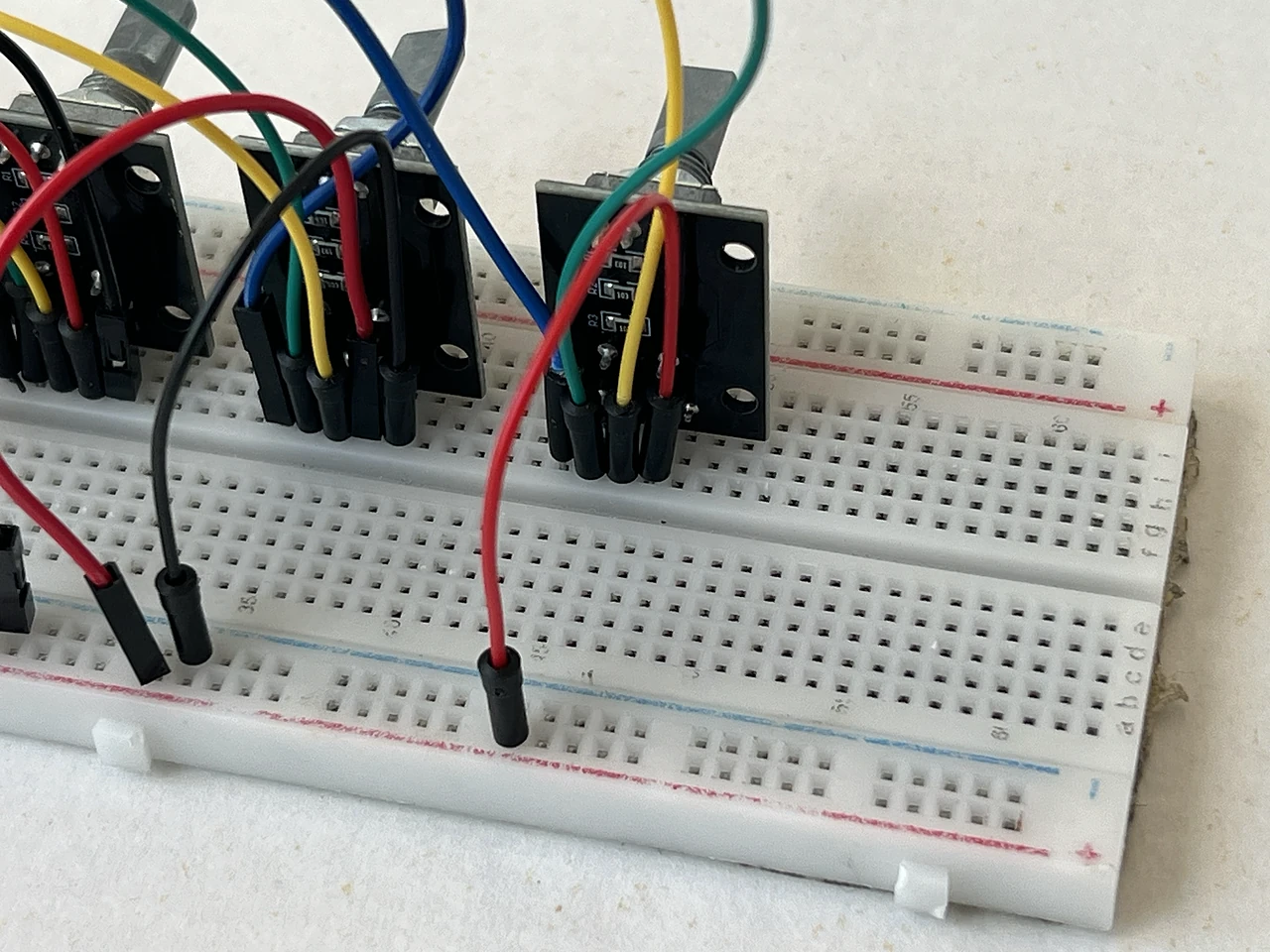 Aus der Nähe: das Kabel steckt fertig, zwischen F47 am Encoder 3 und der Plus-Schiene am Rand.