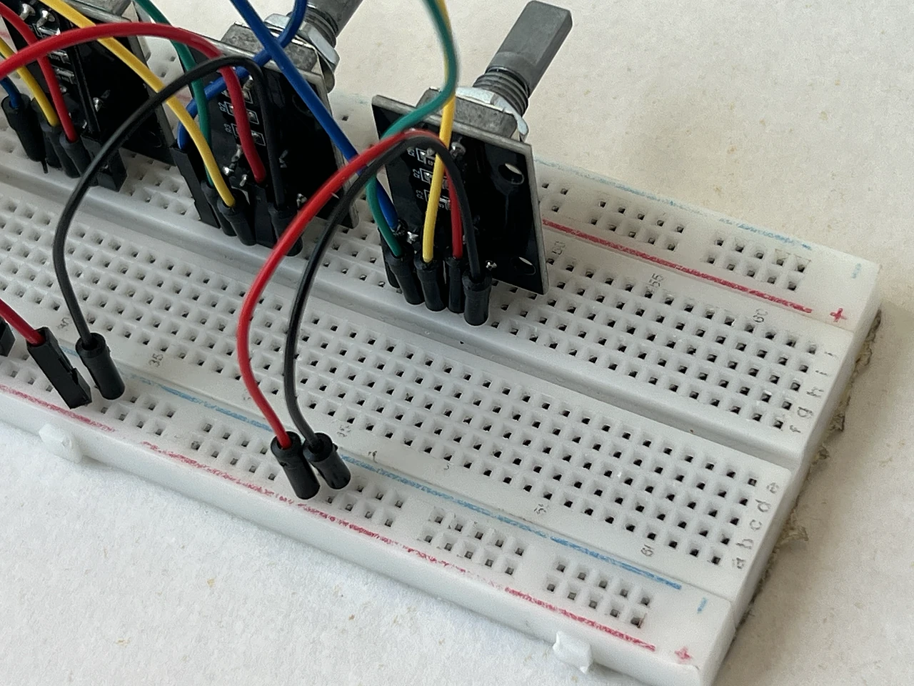 Aus der Nähe: das Kabel steckt fertig, zwischen F48 am Encoder 3 und der Minus-Schiene am Rand.