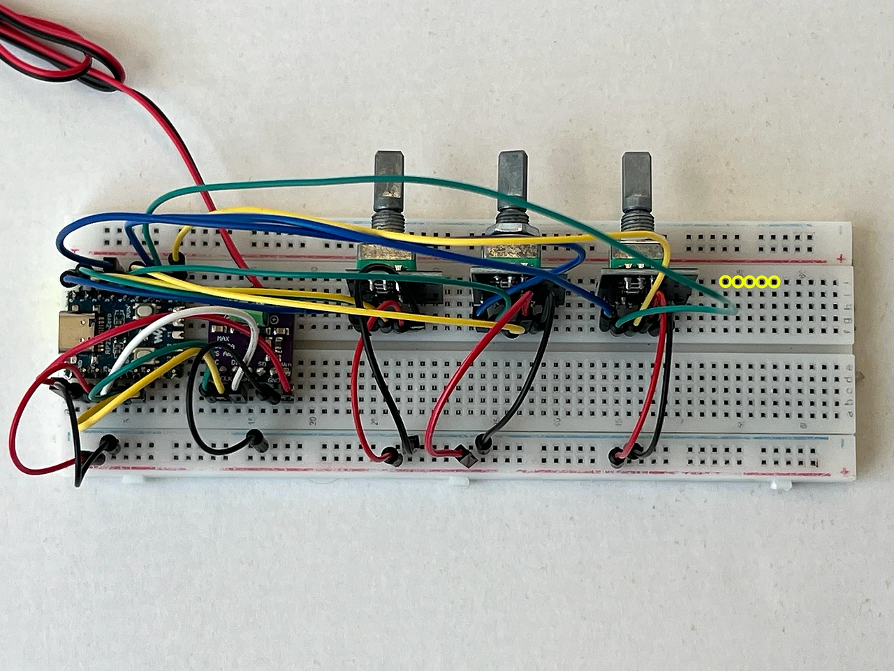 Das ganze Steckbrett von oben. Gelbe Ringe markieren die Löcher J54 bis J58. Dorthin kommt Encoder 4.