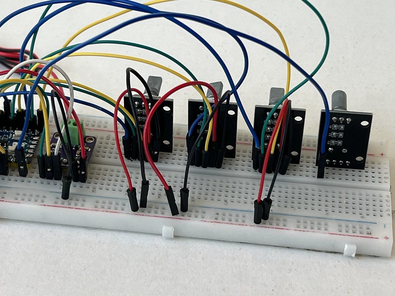 Aus der Nähe: das Kabel steckt fertig, zwischen F54 am Encoder 4 und B9 am Chip.