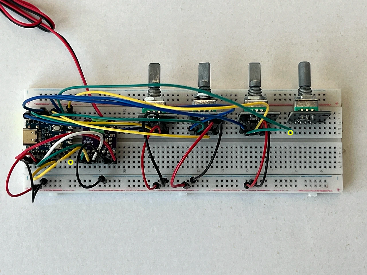 Das ganze Steckbrett von oben. Gelbe Ringe markieren die beiden Enden: F54 am Encoder 4 und B9 am Chip.