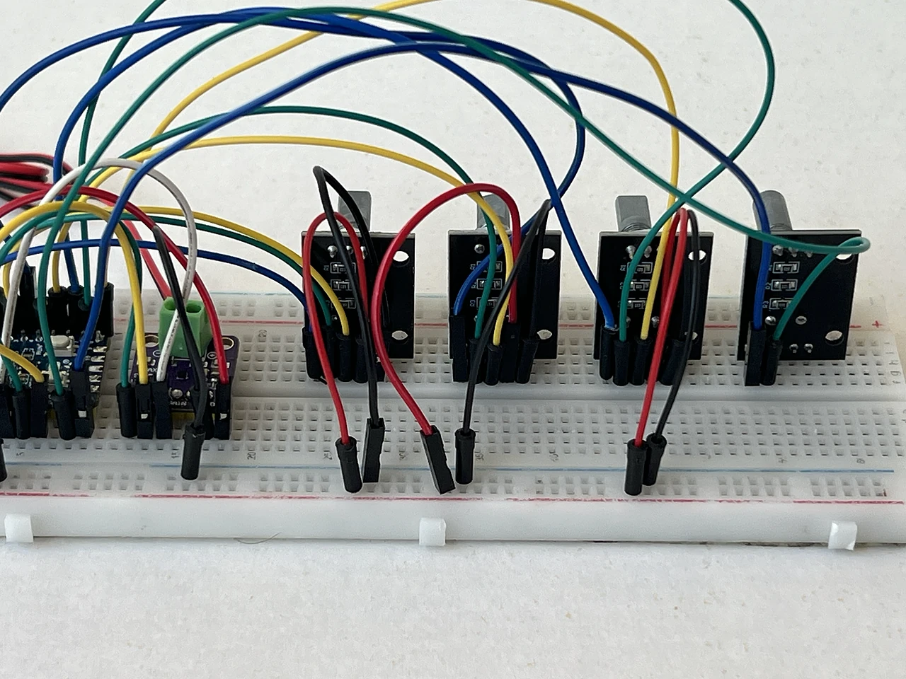 Aus der Nähe: das Kabel steckt fertig, zwischen F55 am Encoder 4 und B8 am Chip.