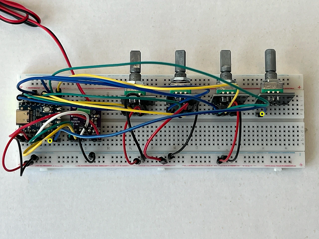 Das ganze Steckbrett von oben. Gelbe Ringe markieren die beiden Enden: F55 am Encoder 4 und B8 am Chip.