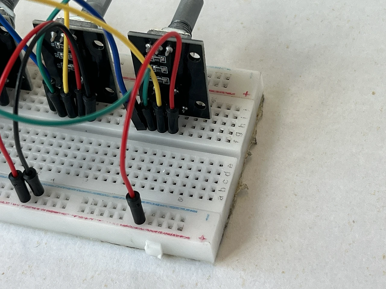 Aus der Nähe: das Kabel steckt fertig, zwischen F57 am Encoder 4 und der Plus-Schiene am Rand.